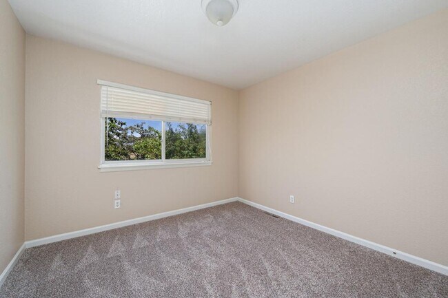 Building Photo - 698 Eagle Dr