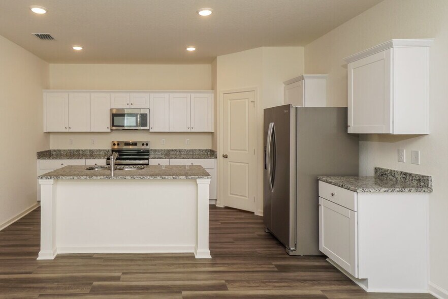 Building Photo - 5831 Texas Palm Dr