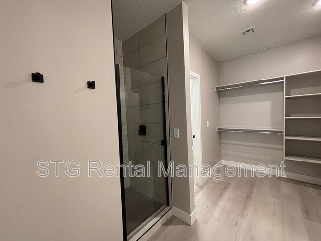 Building Photo - 840 Twin Lakes Dr