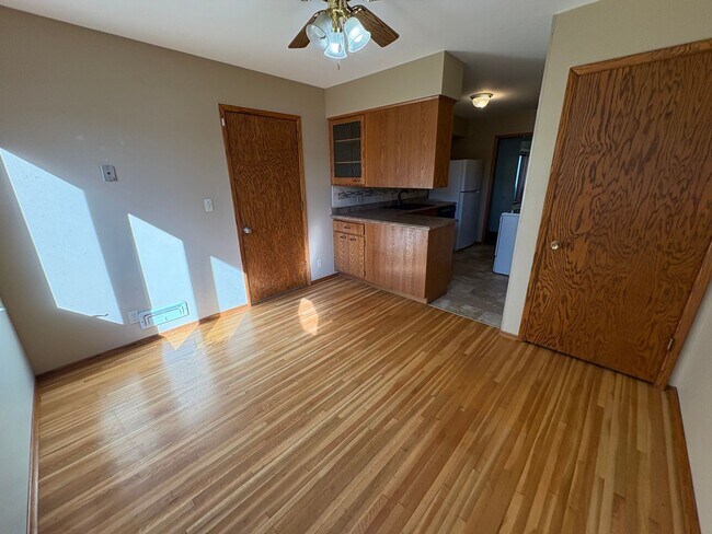 Building Photo - 2 Bed 2 Bath for $1,300!