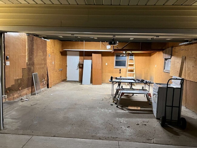 Building Photo - 1/2 Off First Month's Rent! - Newly remode...