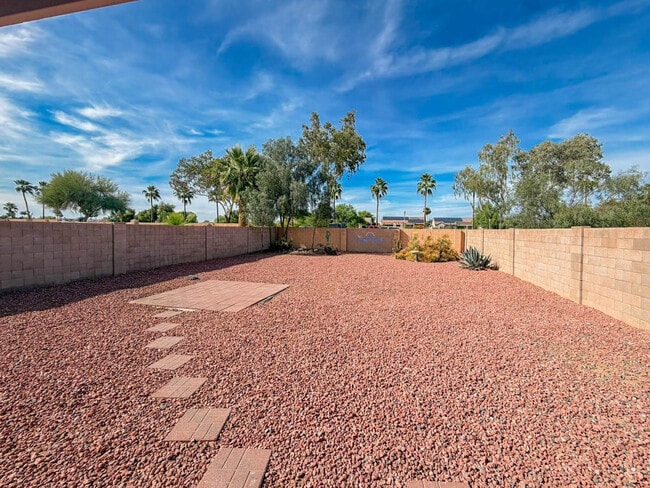 Building Photo - 15724 W Smokey Dr