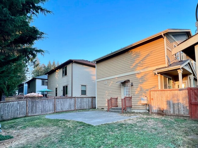 Building Photo - 4 Bedroom Home / Tumwater Schools / Fenced...