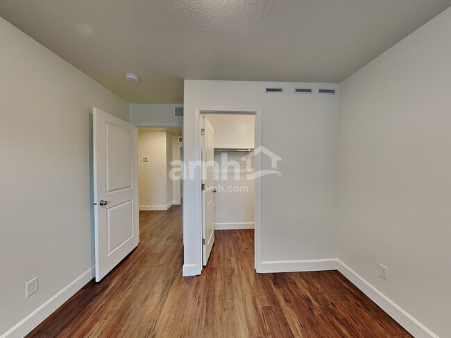 Building Photo - 11019 S Blue Byu Dr