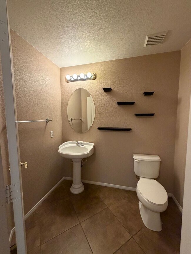 Building Photo - Spacious 4 bedroom