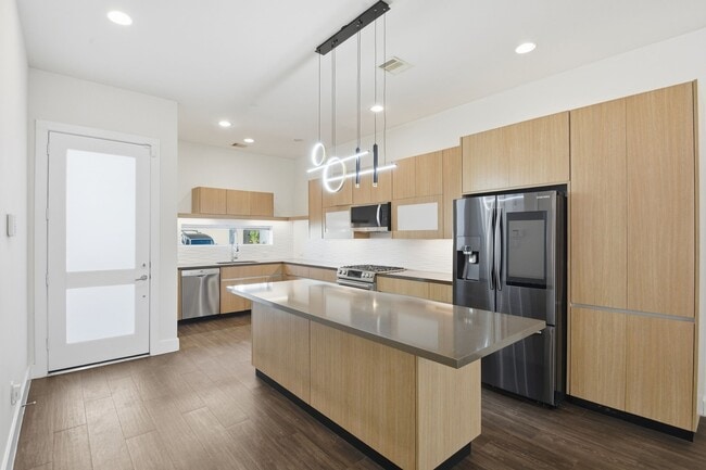 Building Photo - 5519 Paraiso Pl