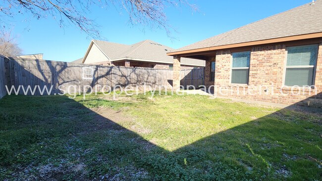 Building Photo - 931 Robineta Ln