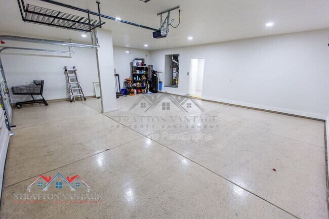 Building Photo - 14616 W Windward Ave