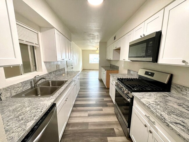 Building Photo - Beautifully Remodeled Large 3 Bedroom 2 Ba...