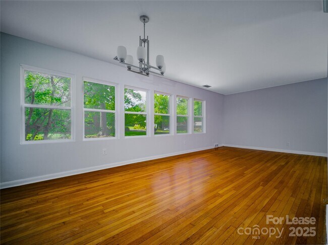 Building Photo - 1123 Lynbrook Dr