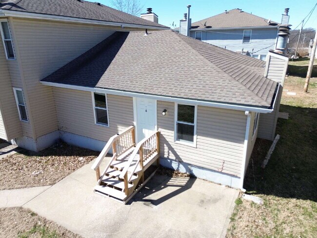 Building Photo - Updated 2 Bedroom/1 Bath Apartment in Parkville *READY NOW*