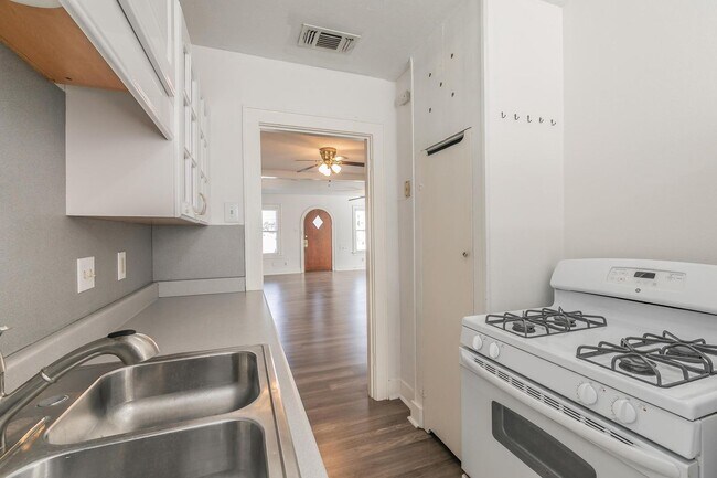 Building Photo - 2 bedroom 1 bath duplex in Arlington Heights