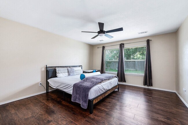 Building Photo - 6210 Newbury Dr