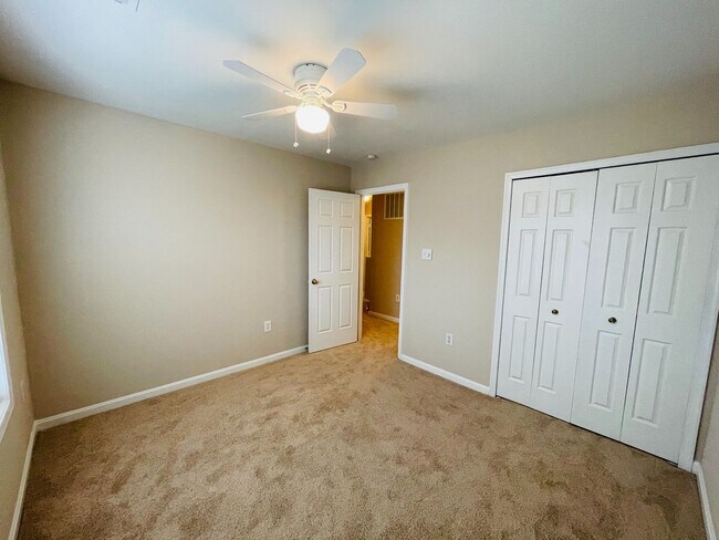 Building Photo - STAFFORD HOME - LARGE 5 BEDROOMS!