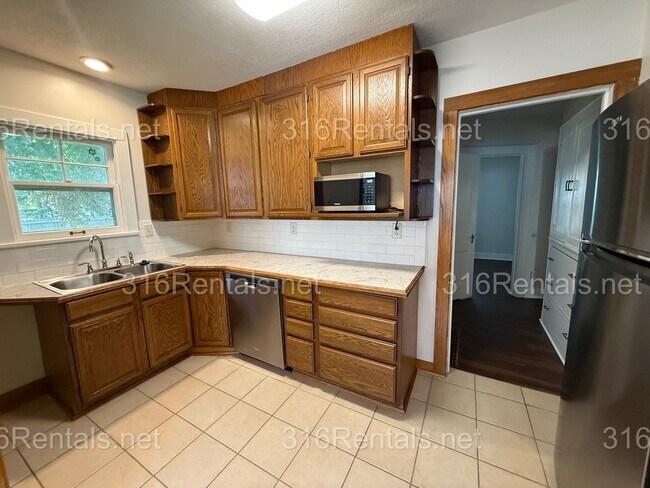 Building Photo - $1100 - 2 bedroom/ 1 bathroom - Gorgeous Single Family Home