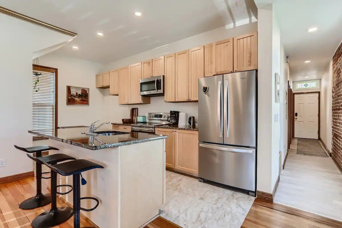 Building Photo - 973 Galapago St