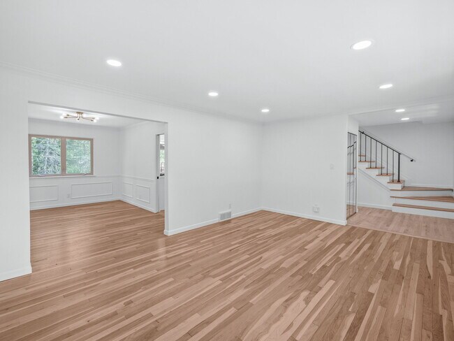 Building Photo - 315 E Hickory Grove Rd