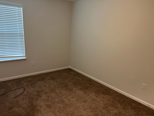 Building Photo - 3/2 Condo in Gated Community near Downtown...