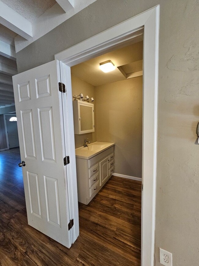 Building Photo - 2 Bedroom 2 Bathroom fully electric house ...