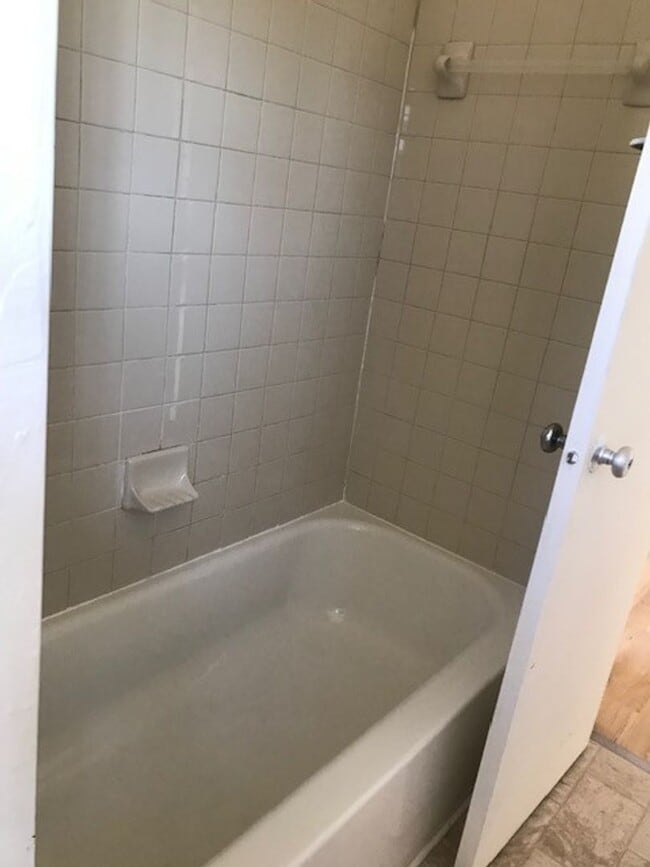 Building Photo - 2 Bedroom 1 Bath Upper Level unit-Close to...