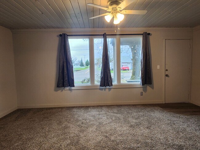 Building Photo - Newly Renovated Pet Friendly 2 Bed / 1 Bat...
