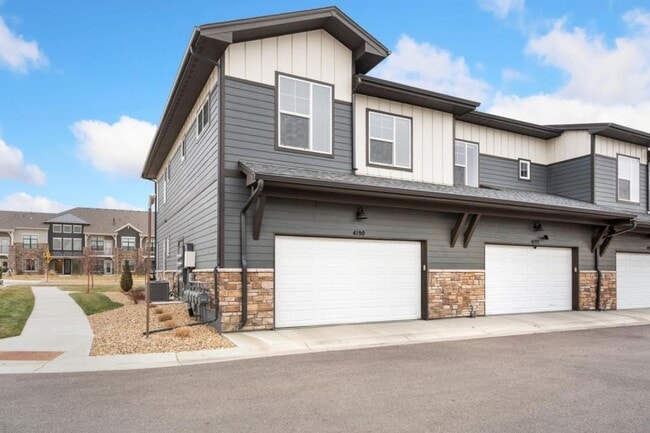 Building Photo - 4190 S Park Dr