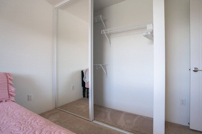 Building Photo - Fully Furnished Townhome with Garage, 3 bedroom/2.5 Bathroom at Kamalani Flats