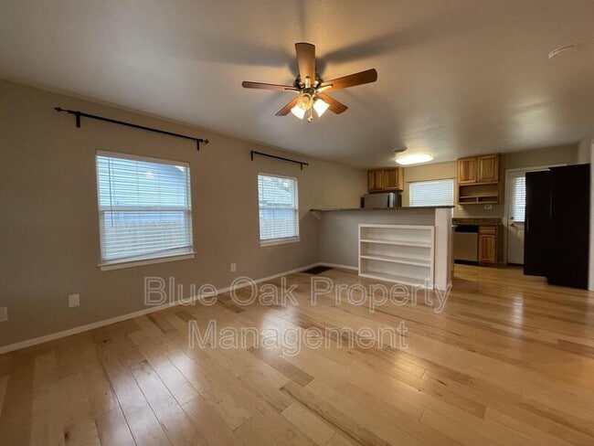 Building Photo - 570 E 19th St