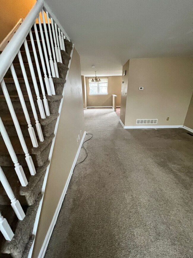 Building Photo - Classic 3 Bedroom with Washer/Dryer | Ches...