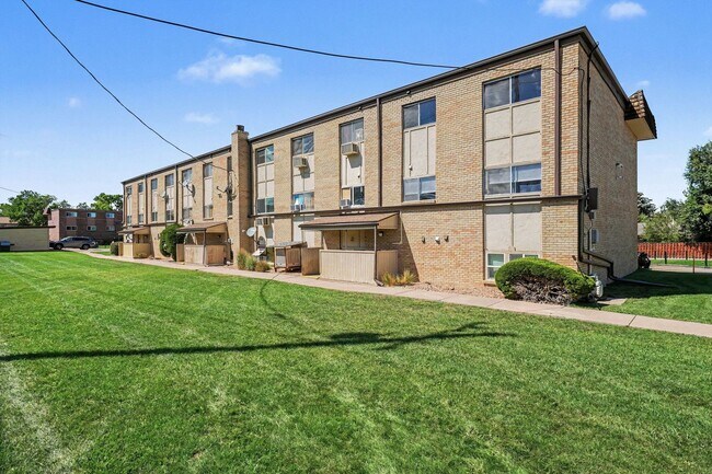 Building Photo - 232 S Brentwood St