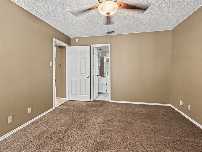 Building Photo - 12446 Starcrest Dr