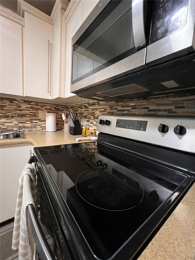 Building Photo - 4160 Inverrary Dr