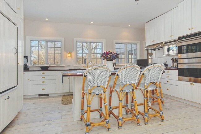 Building Photo - 121 Post Ln