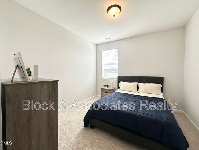 Building Photo - 99 Daybreak Way