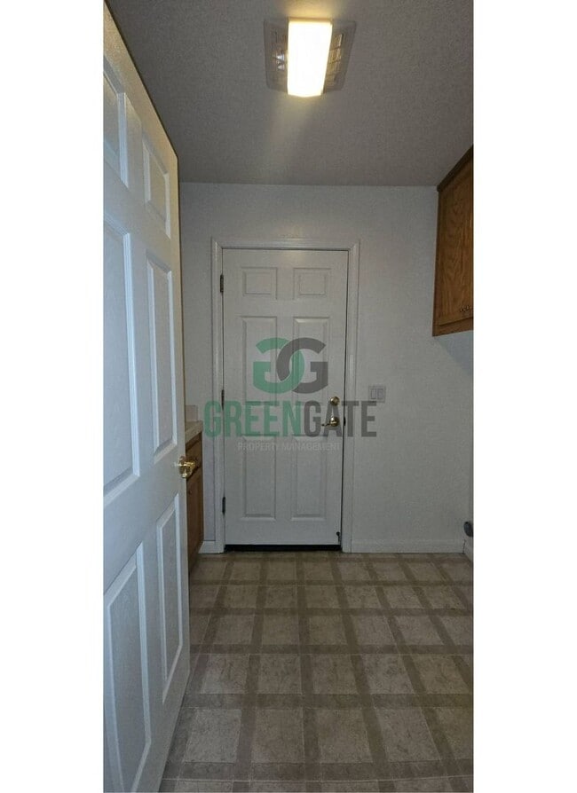 Building Photo - Beautiful 4 Bedroom, 3 Bathroom Home in Tr...