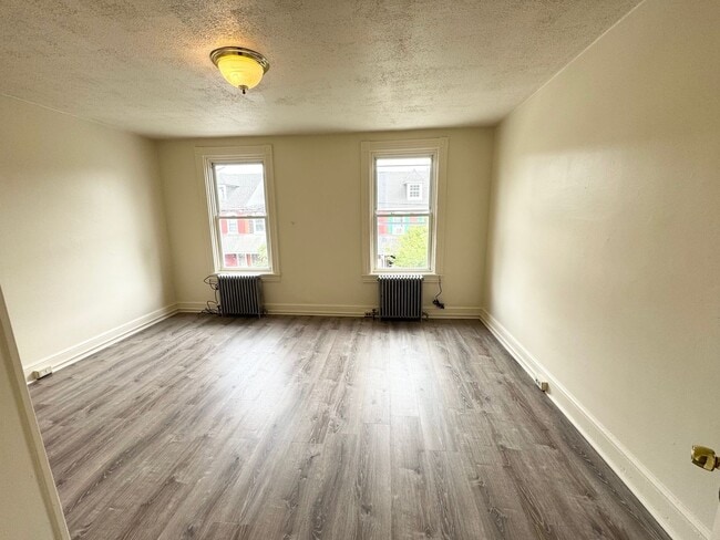 Building Photo - 3 Bedroom Townhome