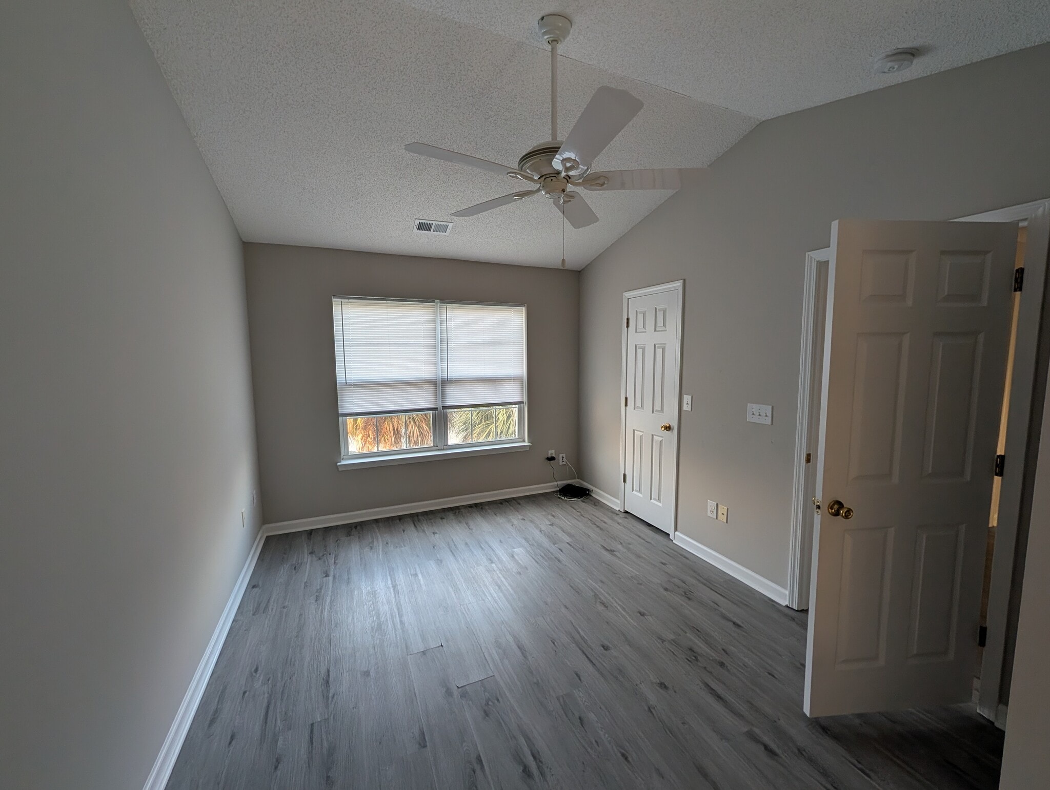 Loft Room with Closet - 682 Wilshire Ln