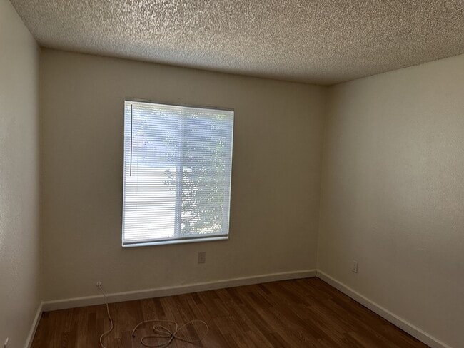 Building Photo - Stockton 2 Bedroom 1 Bathroom Duplex