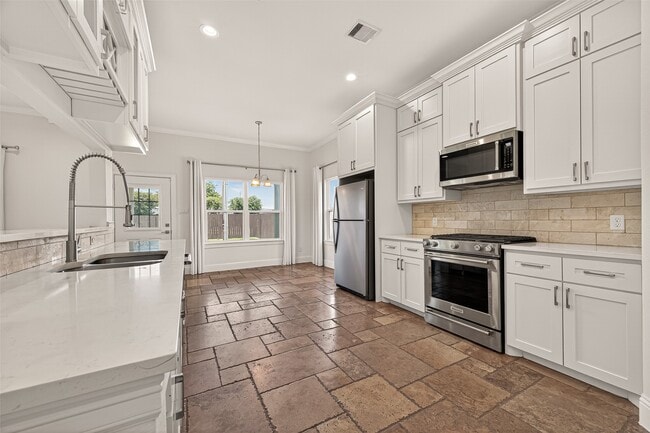 Building Photo - 2211 Silverbonnet St