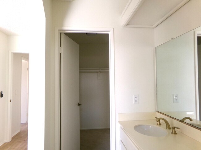 Building Photo - 4829 W Forest Oaks Ave