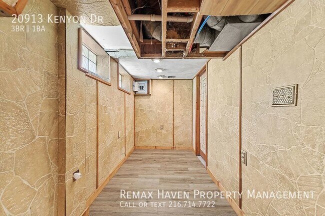 Building Photo - 20913 Kenyon Dr, Maple Hts - Spacious, Jus...