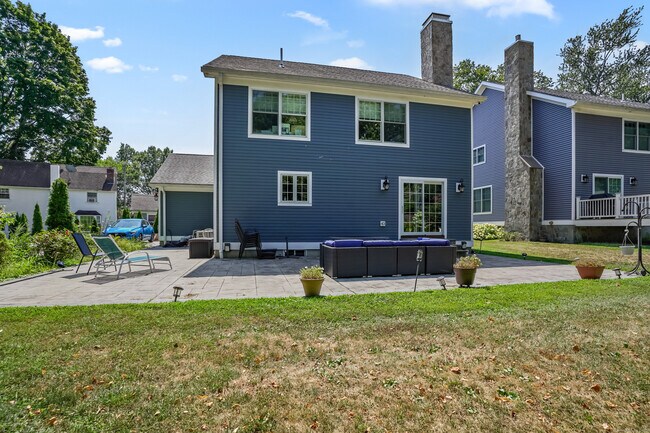 Building Photo - 328 Brewster St