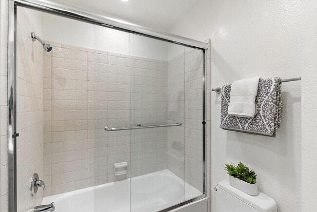 Building Photo - Beautifully Remodeled One-Bedroom Condo