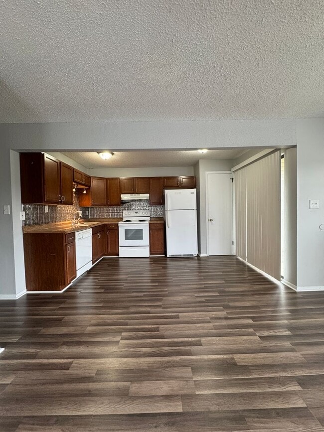 Building Photo - Move In Special: 1/2 Off 1st Month's Rent!!