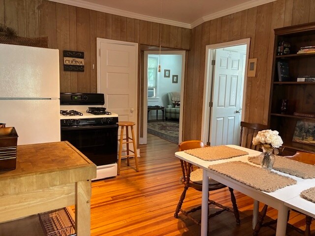 Great room - 816 Mill Plain Rd