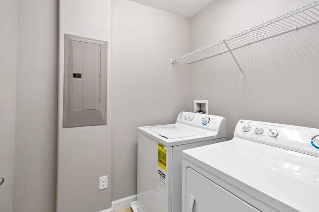 Building Photo - 3/2.5 Beautiful Energy Efficient Home in H...
