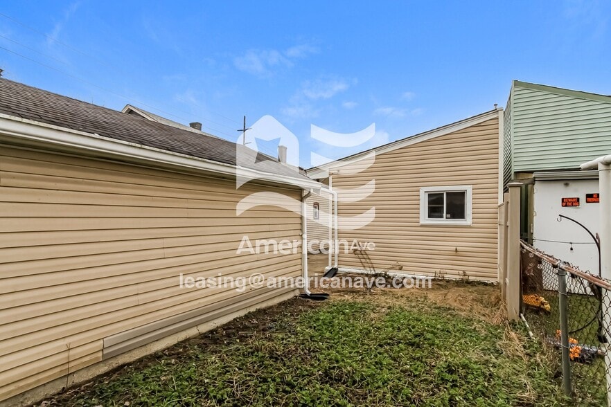 Building Photo - 635 Watkins St