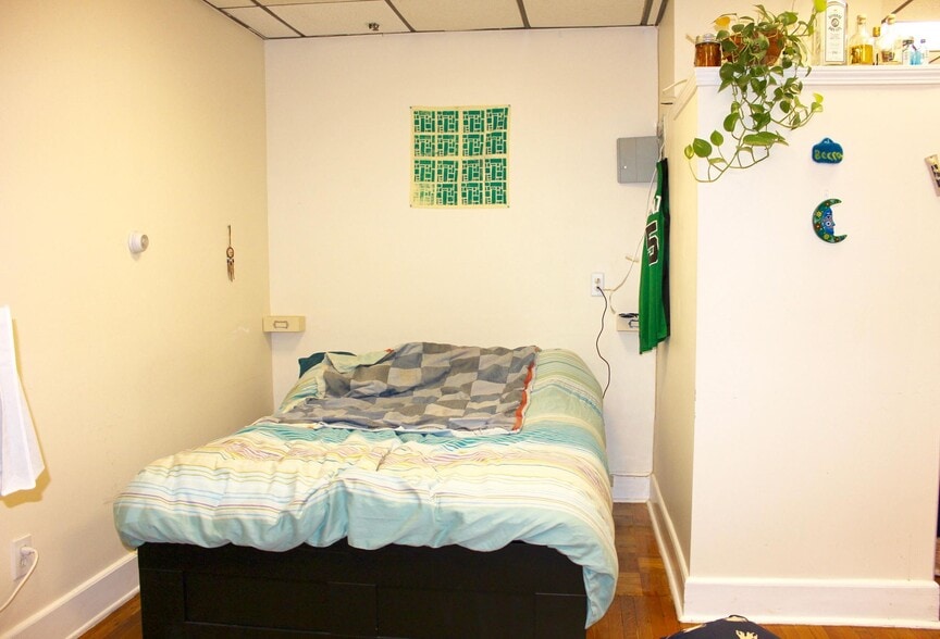 Building Photo - 879 Beacon St