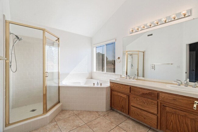 Building Photo - Spacious home in Northeast Fresno location...