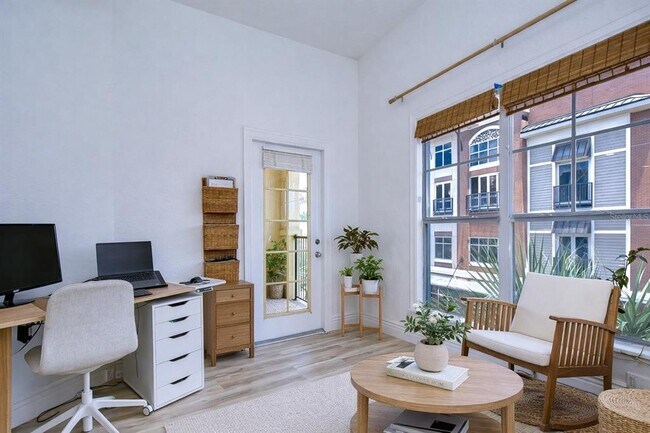 Building Photo - 2410 W Azeele St